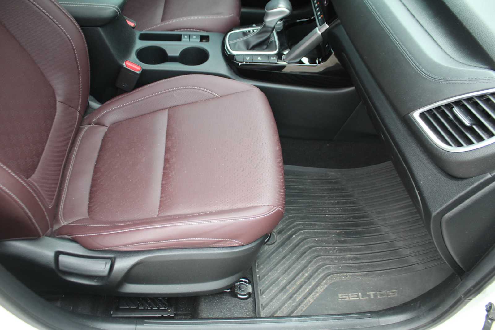 Used 2023 Snow White Pearl Kia SX image 13