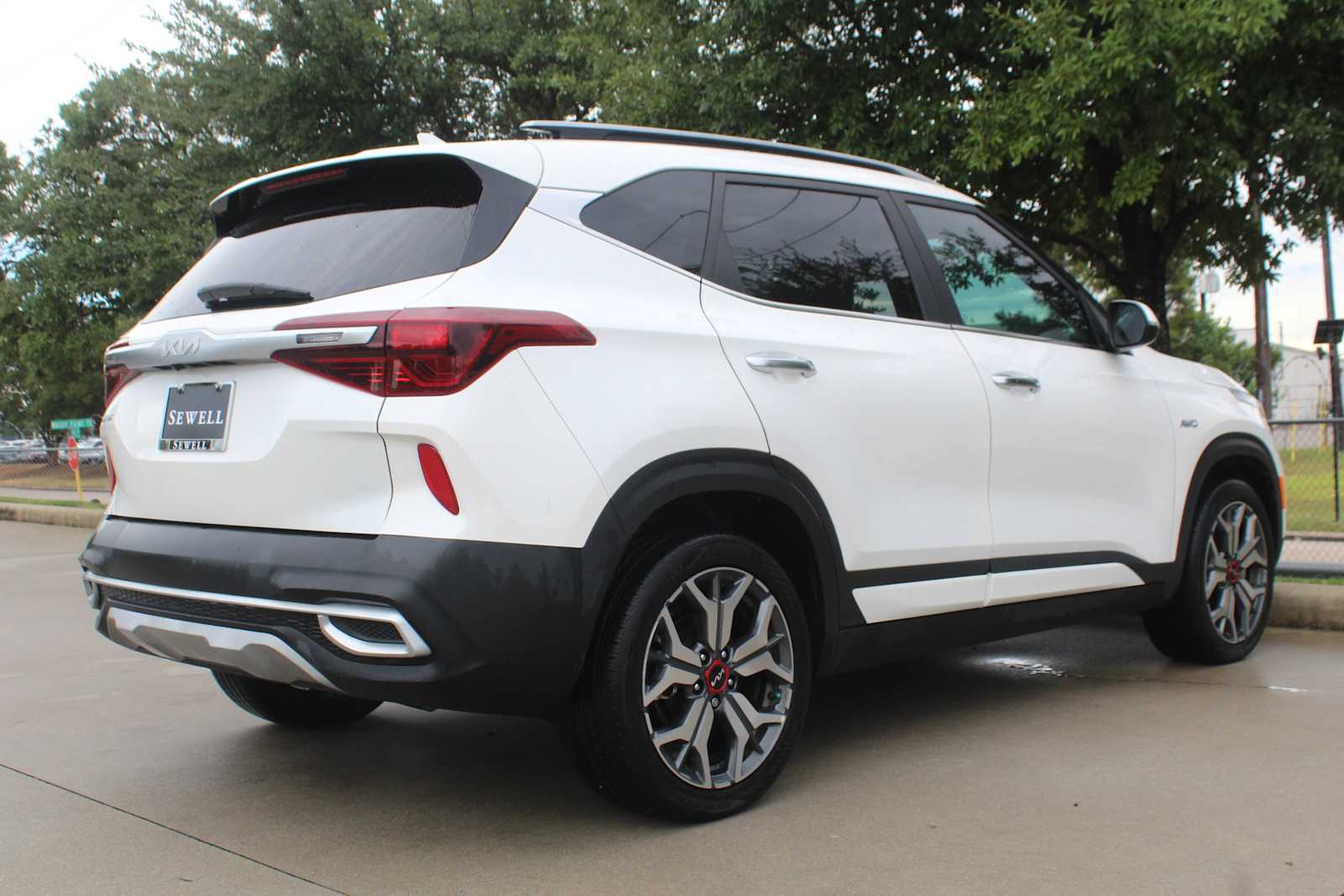 Used 2023 Snow White Pearl Kia SX image 5