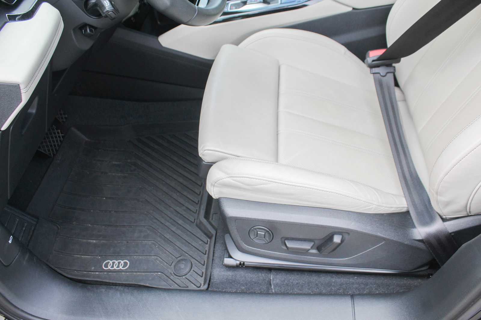 Certified Used 2025  Audi Premium Plus image 12