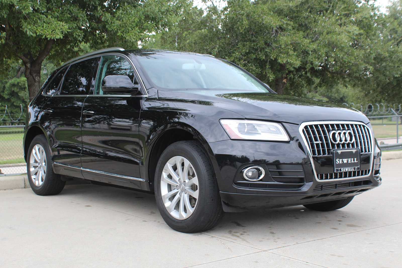 Used 2015 Brilliant Black Audi Premium image 4