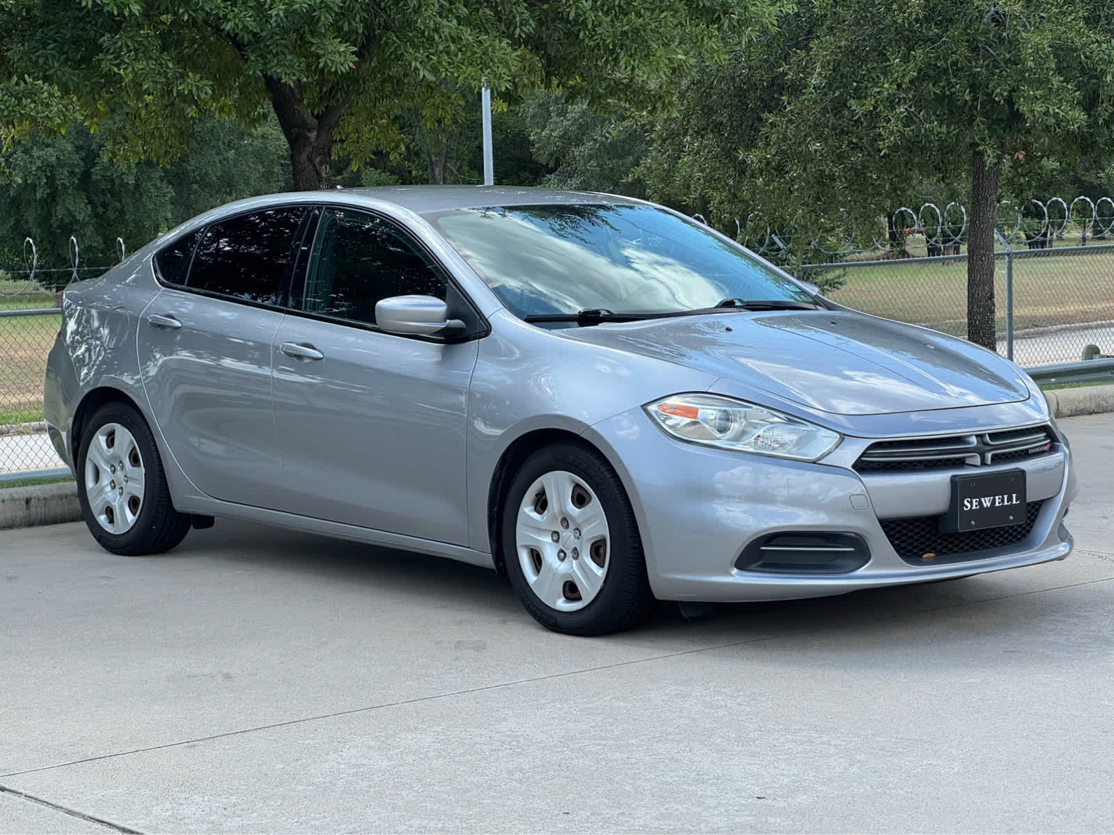 Used 2015 Billet Silver Metallic Clearcoat Dodge SE image 4
