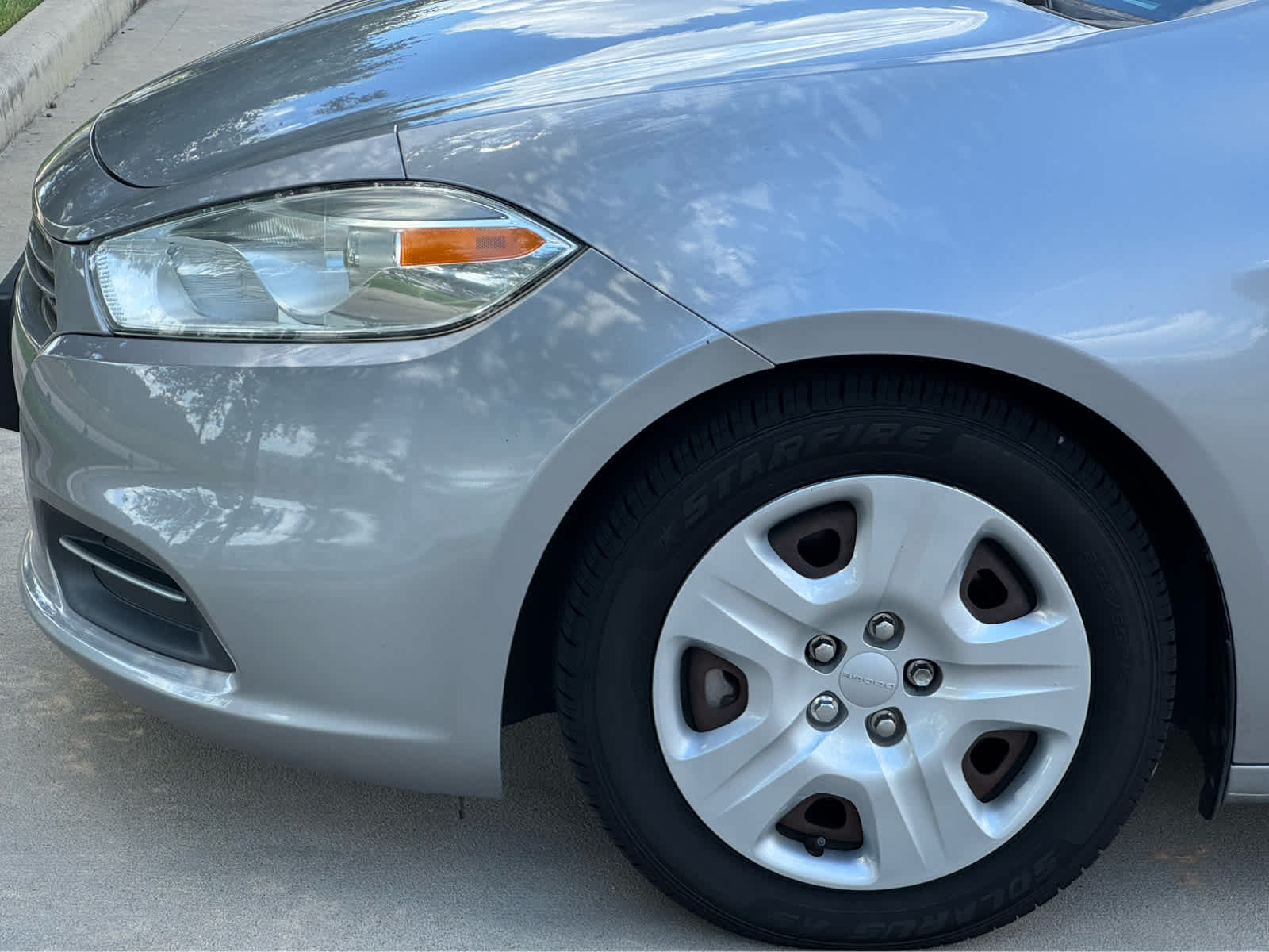 Used 2015 Billet Silver Metallic Clearcoat Dodge SE image 10