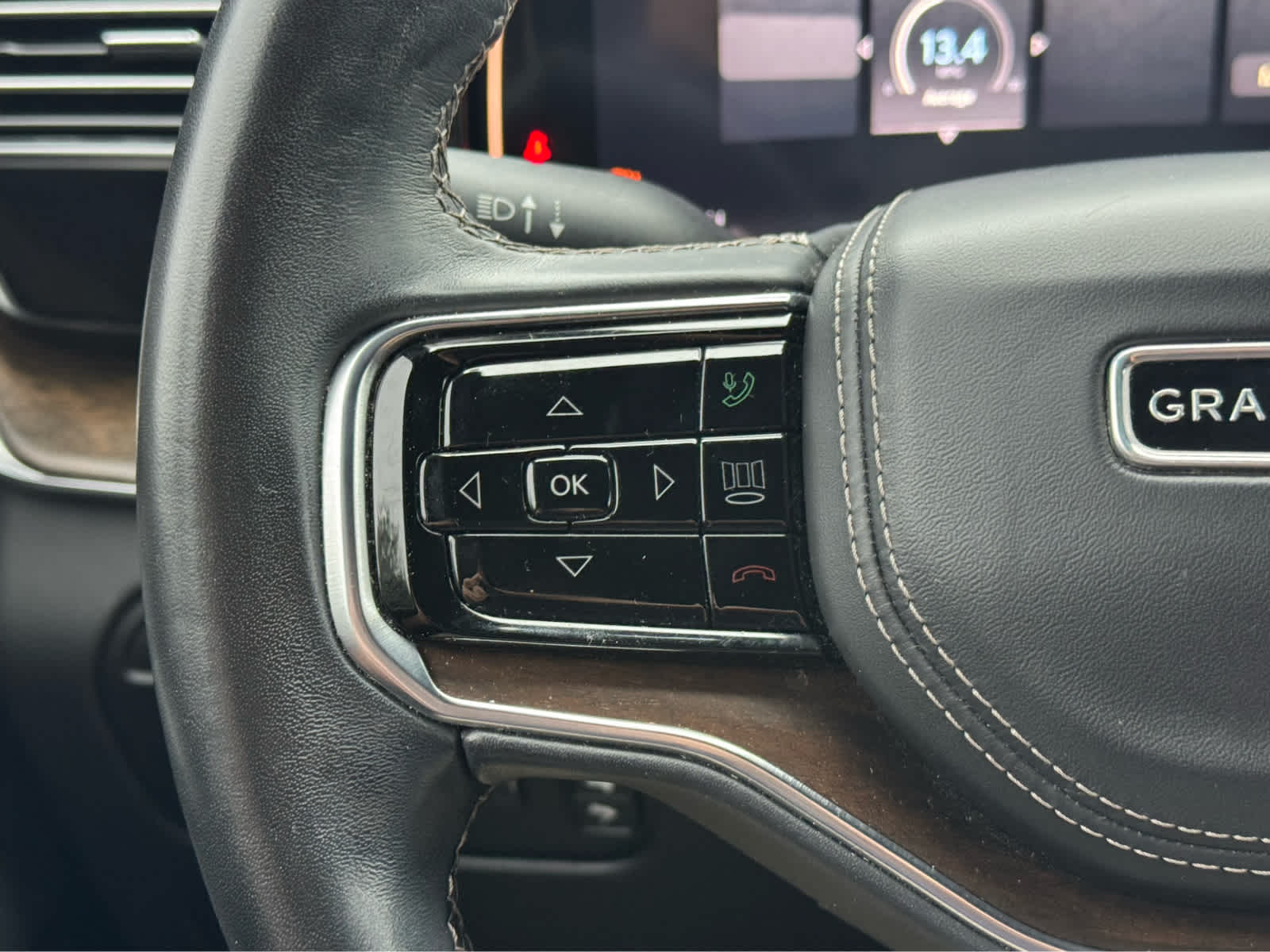 Used 2022 Diamond Black Crystal Pearlcoat Jeep Series II image 19