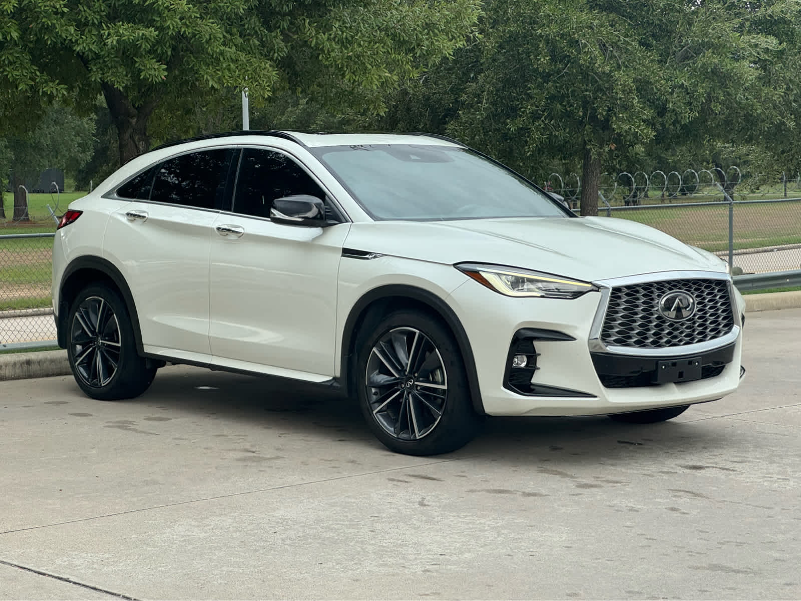 Certified Used 2023 Majestic White INFINITI LUXE image 4