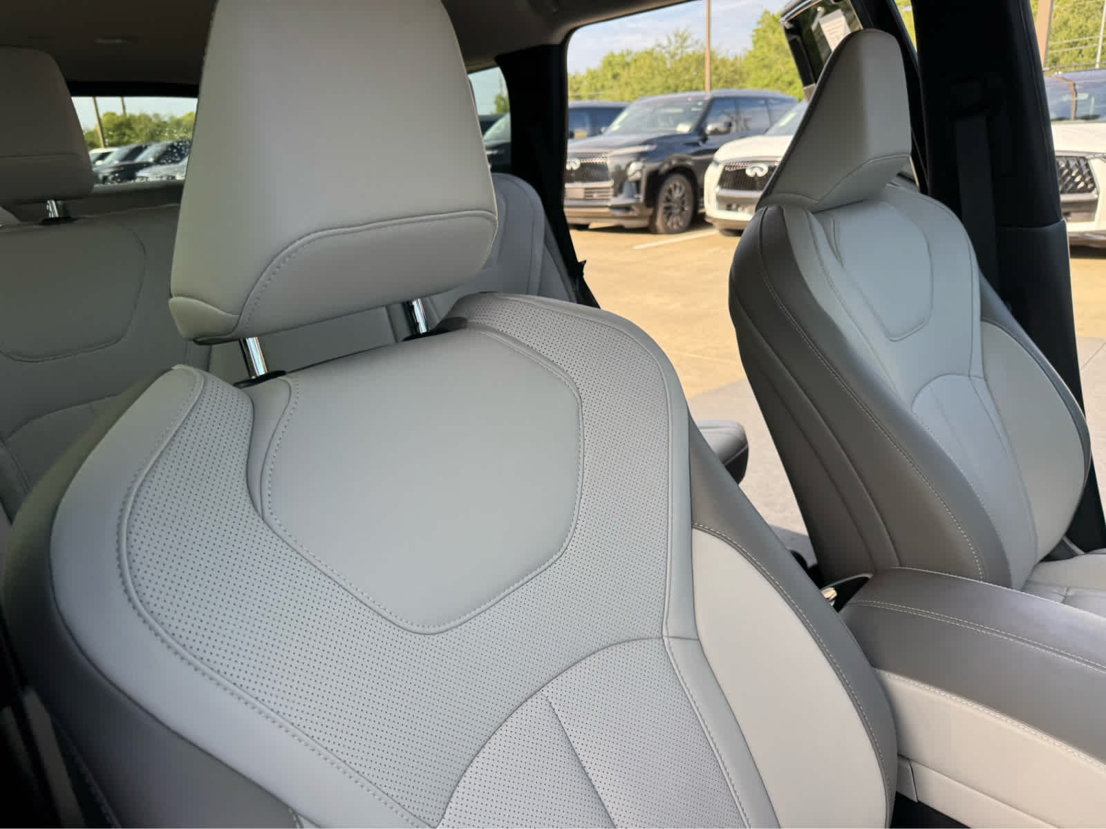 Certified Used 2026 Mineral Black INFINITI LUXE image 13