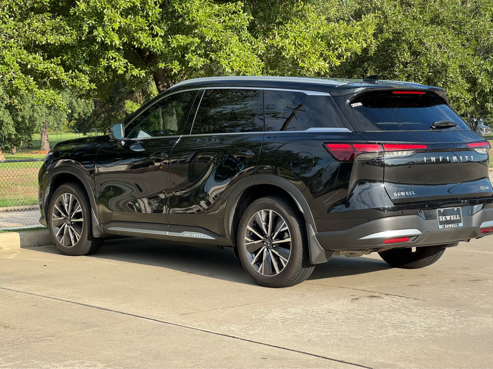 Certified Used 2026 Mineral Black INFINITI LUXE image 8