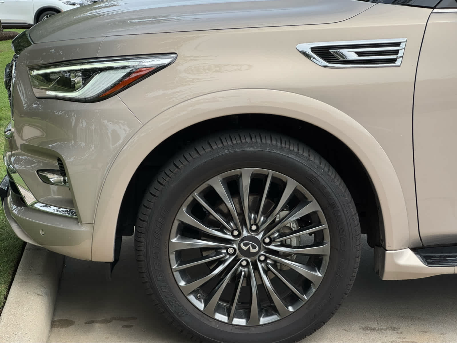 2023 INFINITI QX80 Sensory 4WD - Photo 10