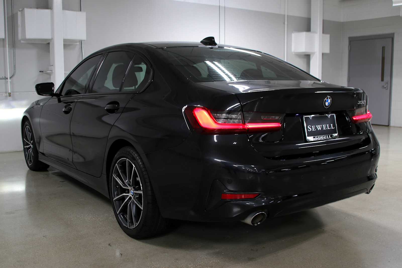 Used 2022 Black Sapphire Metallic BMW 330i image 3