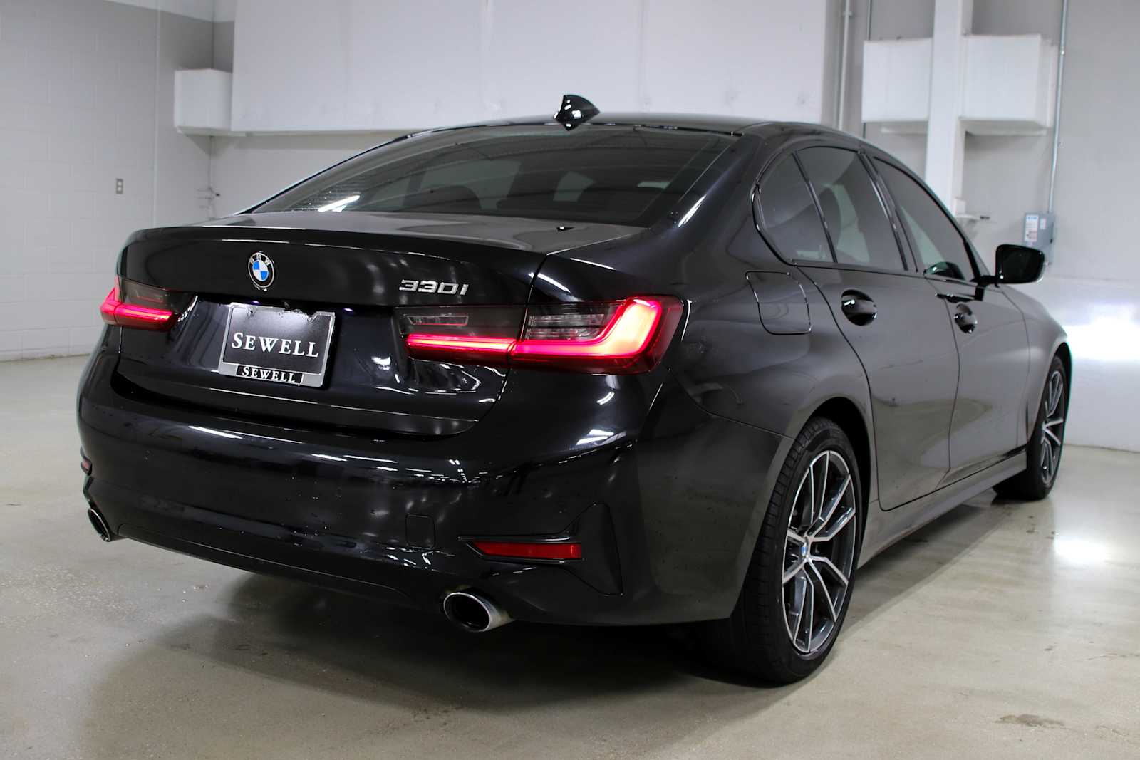Used 2022 Black Sapphire Metallic BMW 330i image 4