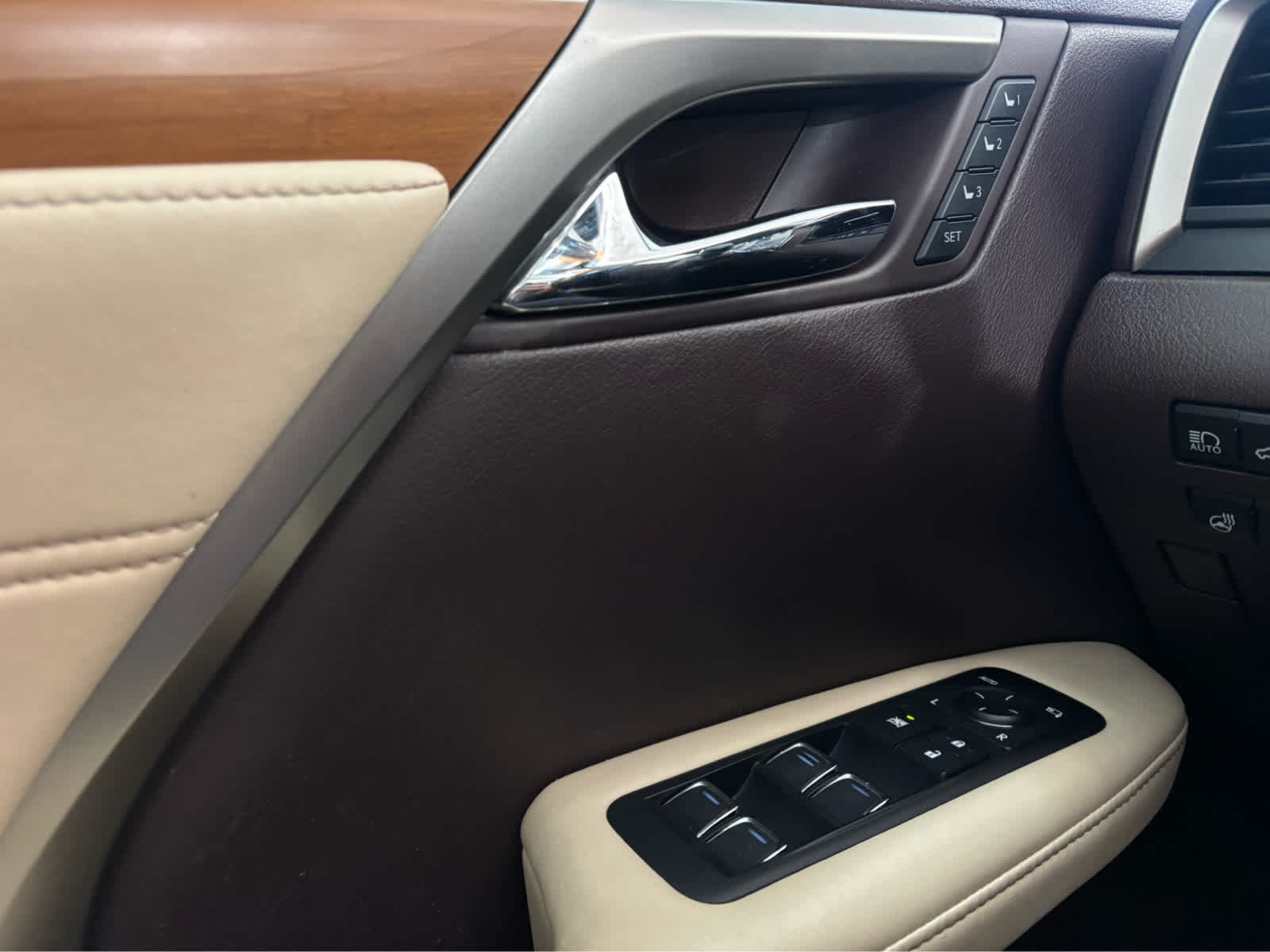 Used 2017 Eminent White Pearl Lexus  image 18