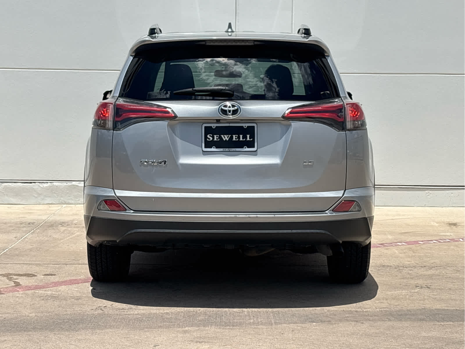 Used 2016  Toyota LE image 5