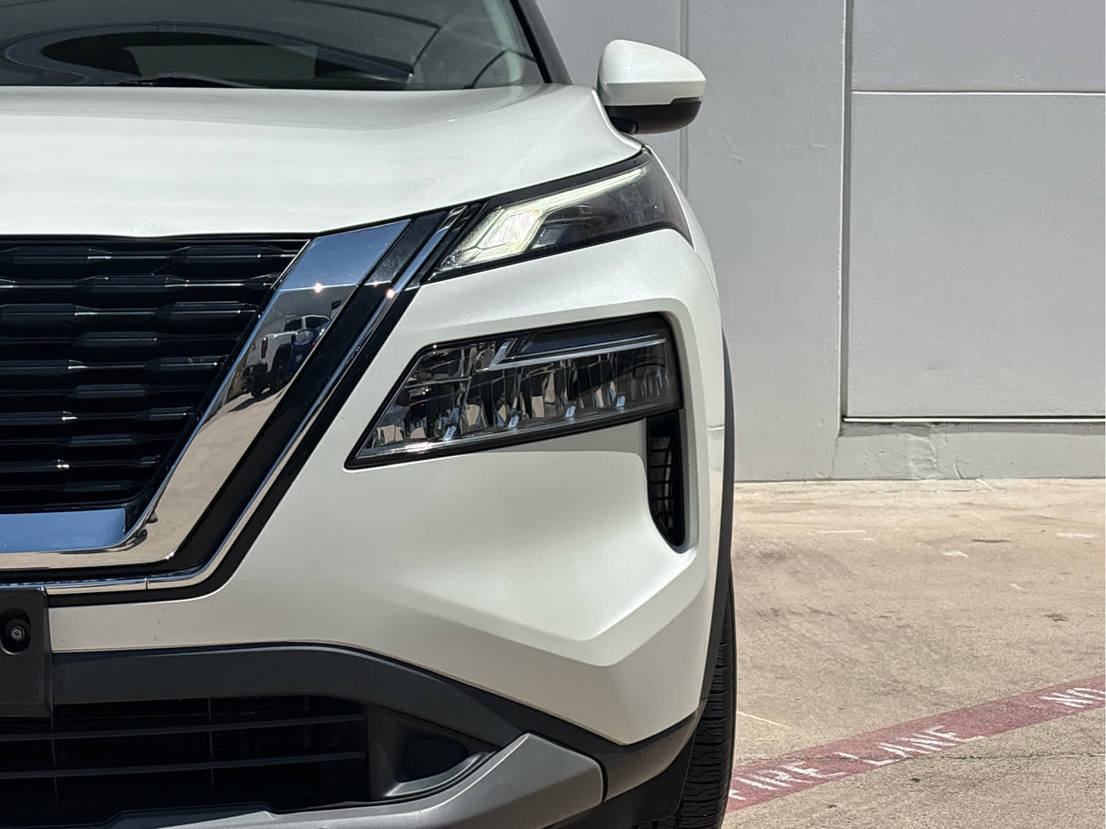 Used 2022 Pearl White Tricoat Nissan SV image 7