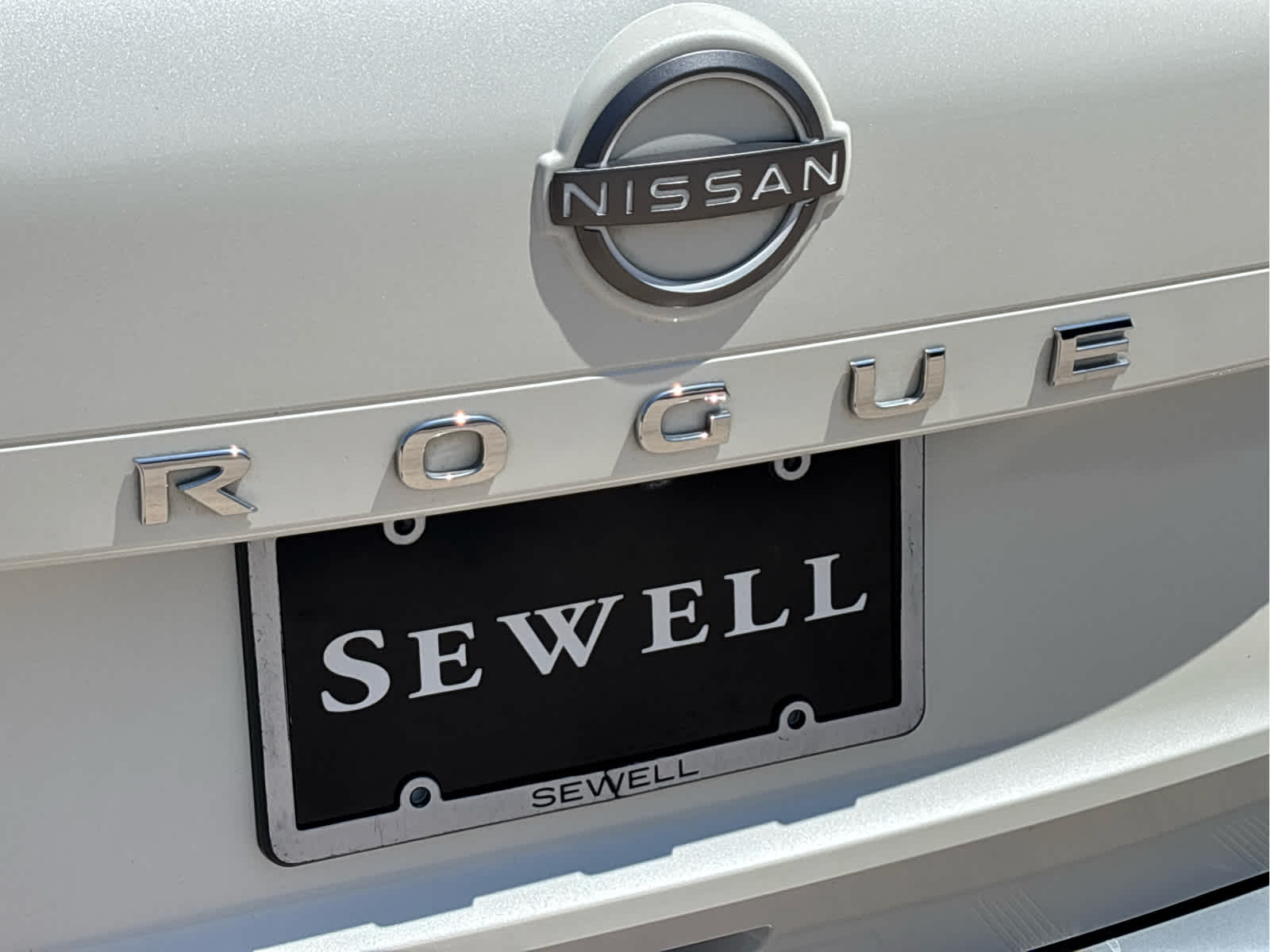 Used 2022 Pearl White Tricoat Nissan SV image 9
