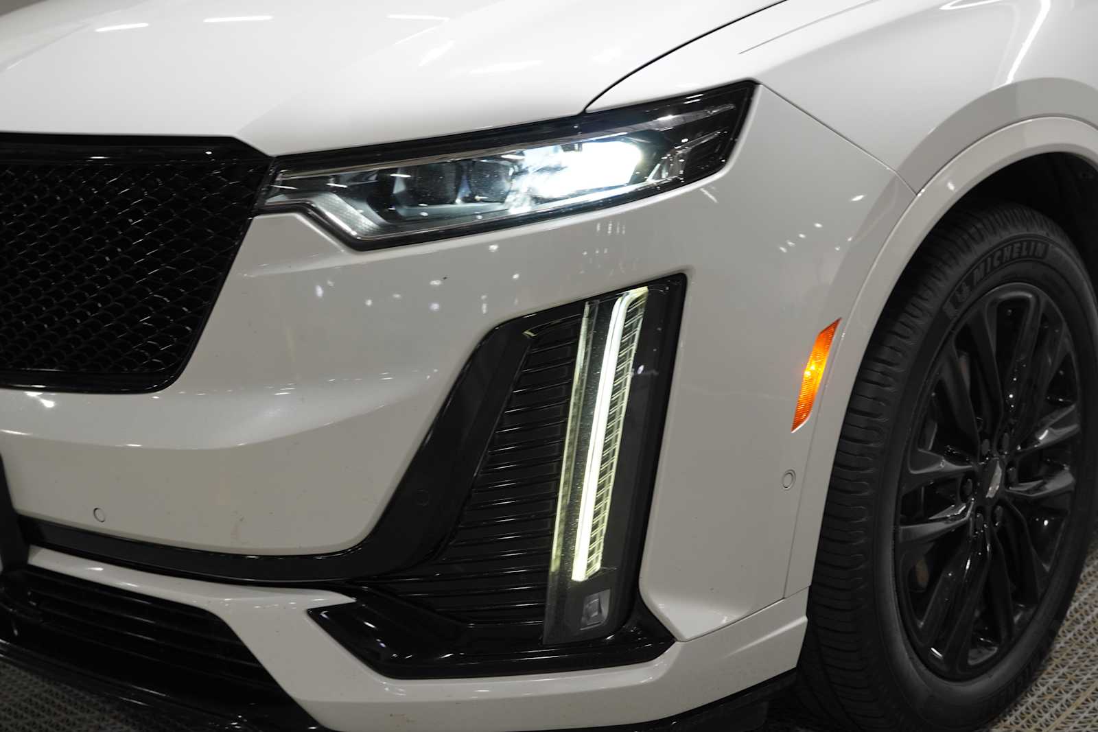 Used 2022 Crystal White Tricoat Cadillac Premium Luxury image 7