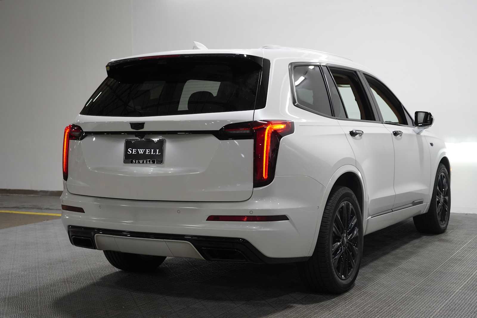 Used 2022 Crystal White Tricoat Cadillac Premium Luxury image 4