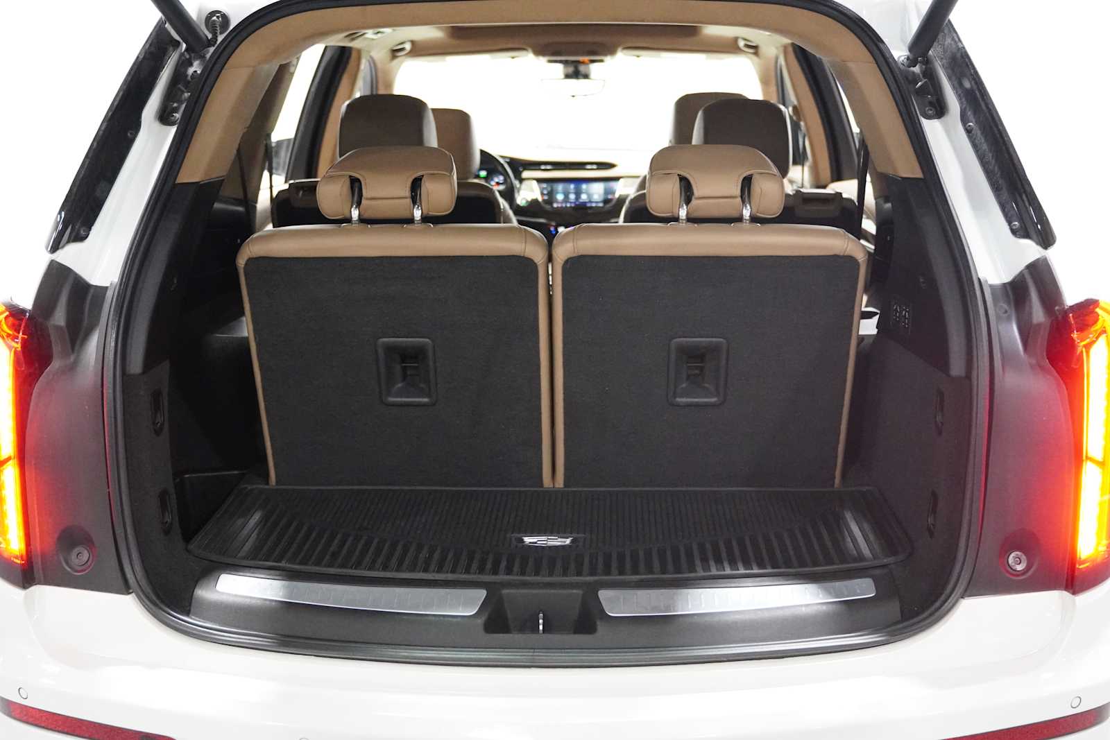 Used 2022 Crystal White Tricoat Cadillac Premium Luxury image 23