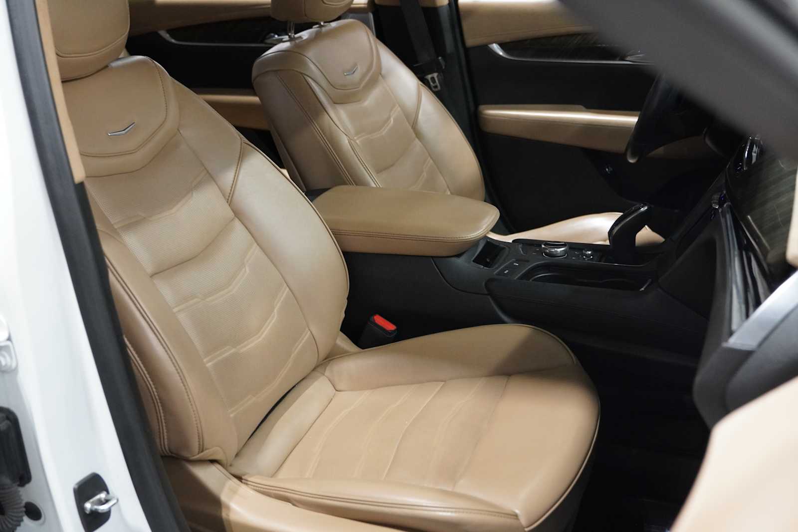 Used 2022 Crystal White Tricoat Cadillac Premium Luxury image 22