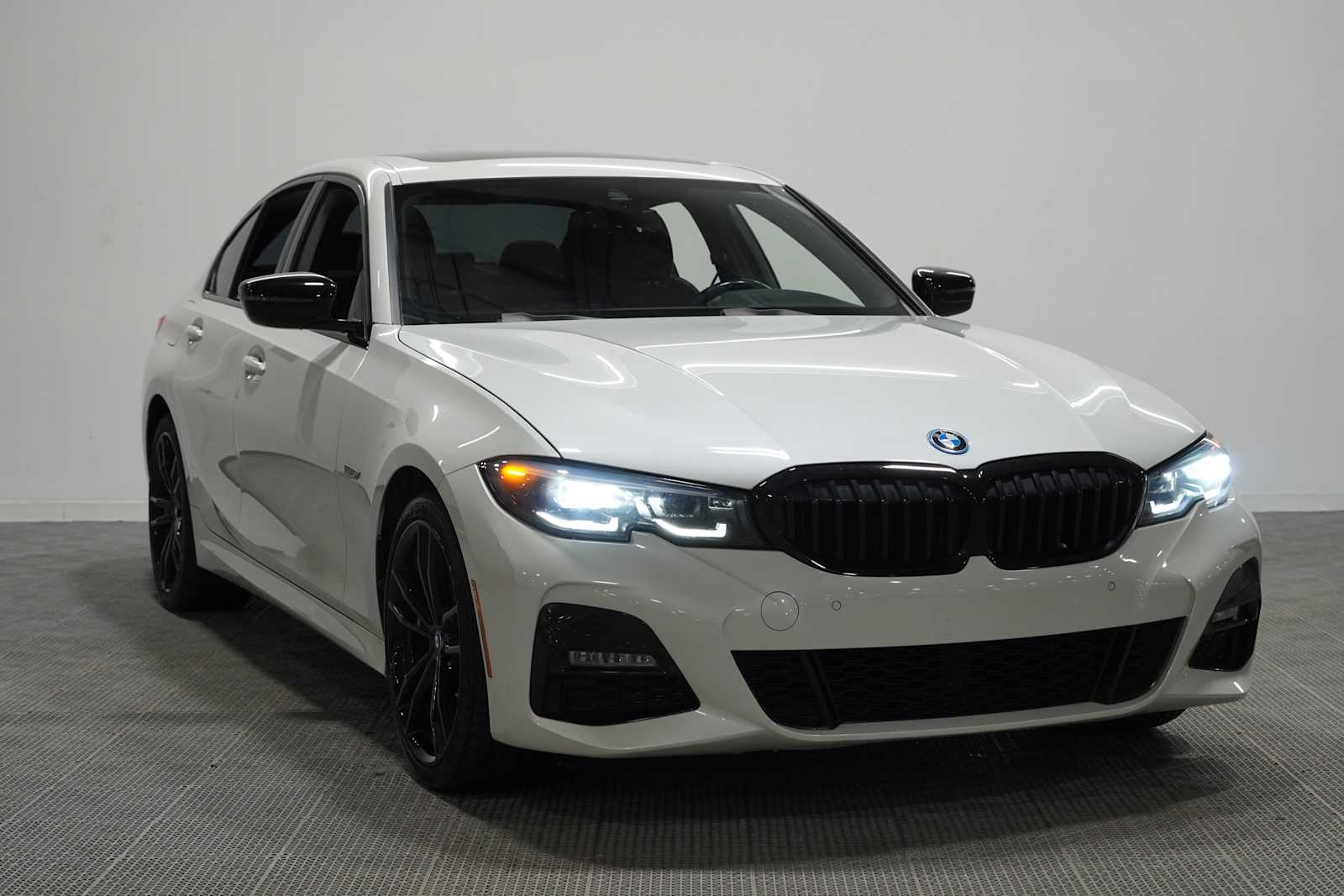 Used 2022 Mineral White Metallic BMW 330e xDrive image 3