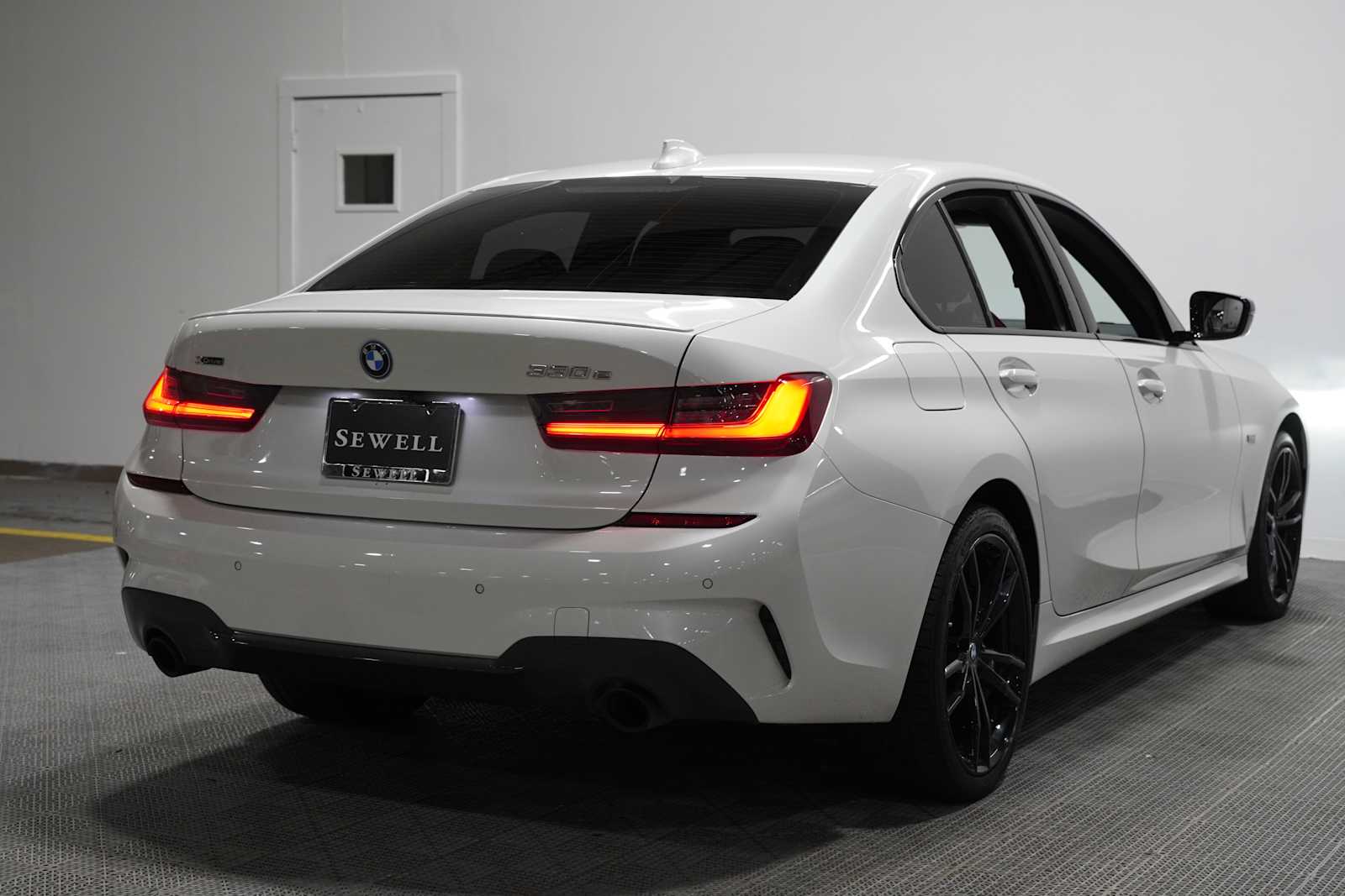 Used 2022 Mineral White Metallic BMW 330e xDrive image 4