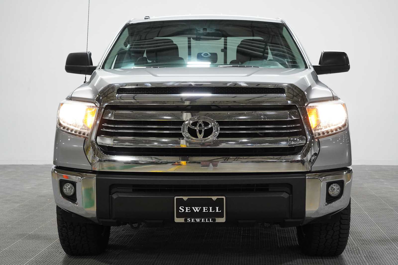 Used 2016 Silver Sky Metallic Toyota SR5 image 2