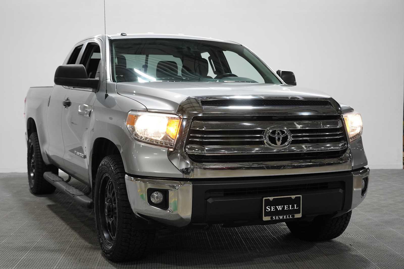 Used 2016 Silver Sky Metallic Toyota SR5 image 3