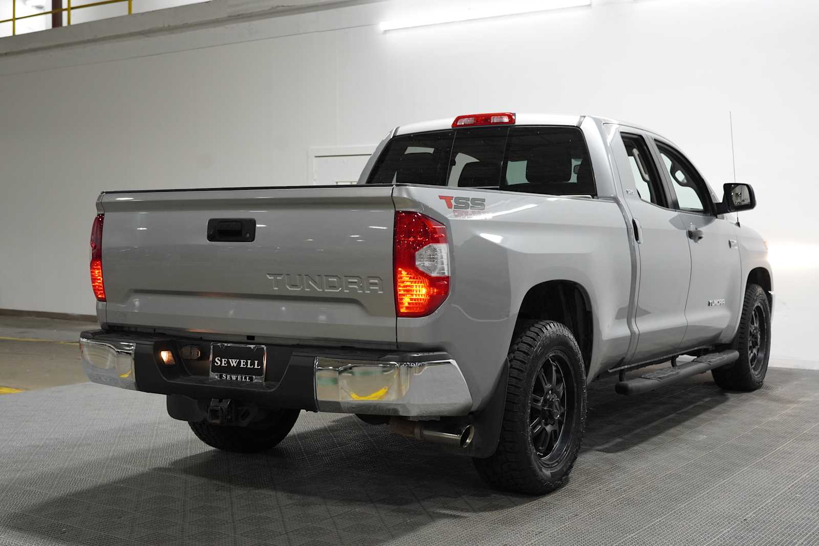 Used 2016 Silver Sky Metallic Toyota SR5 image 4