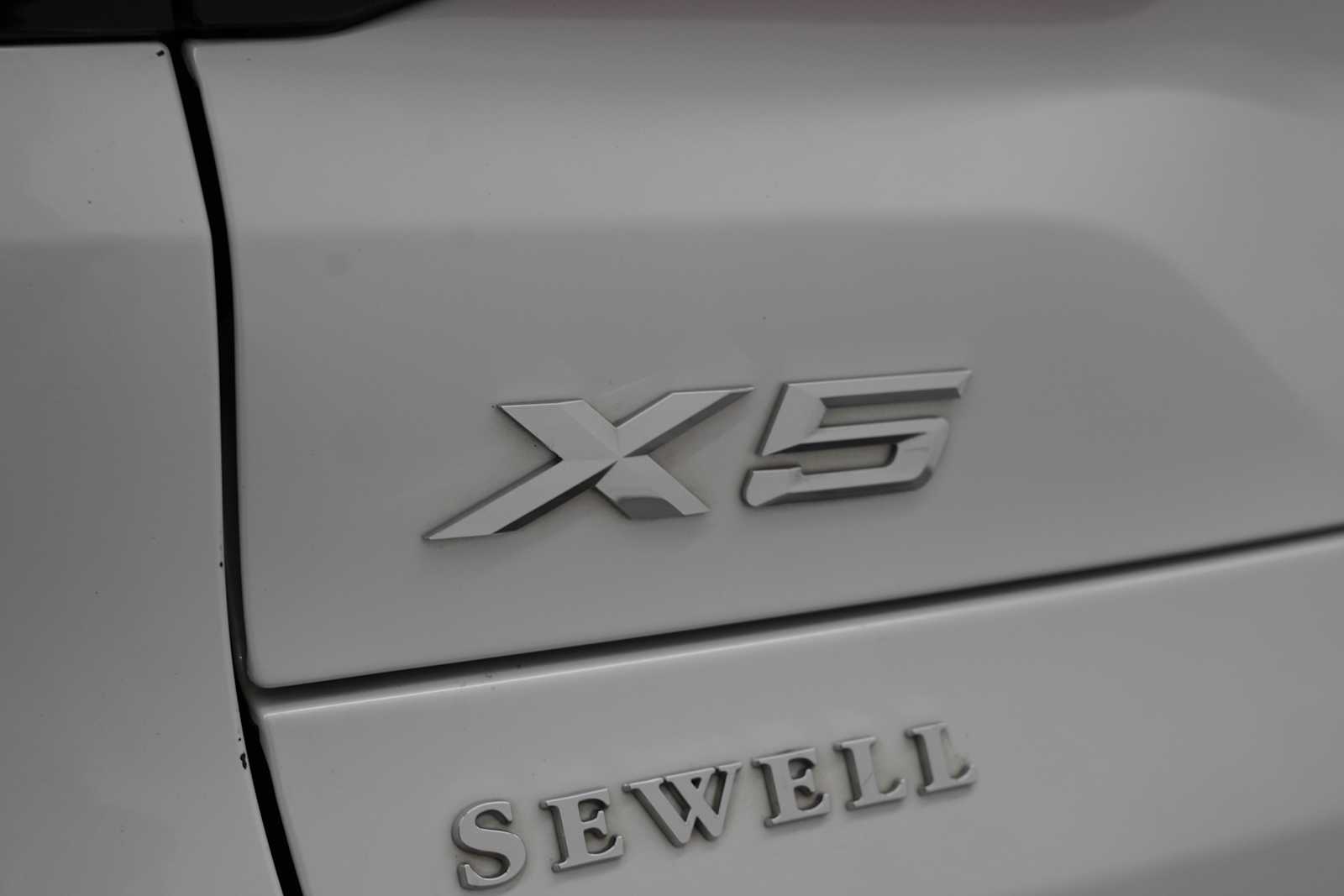 Certified Used 2024 Mineral White Metallic BMW sDrive40i image 9