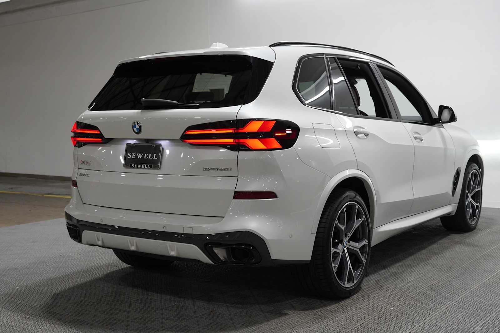 Certified Used 2024 Mineral White Metallic BMW sDrive40i image 4