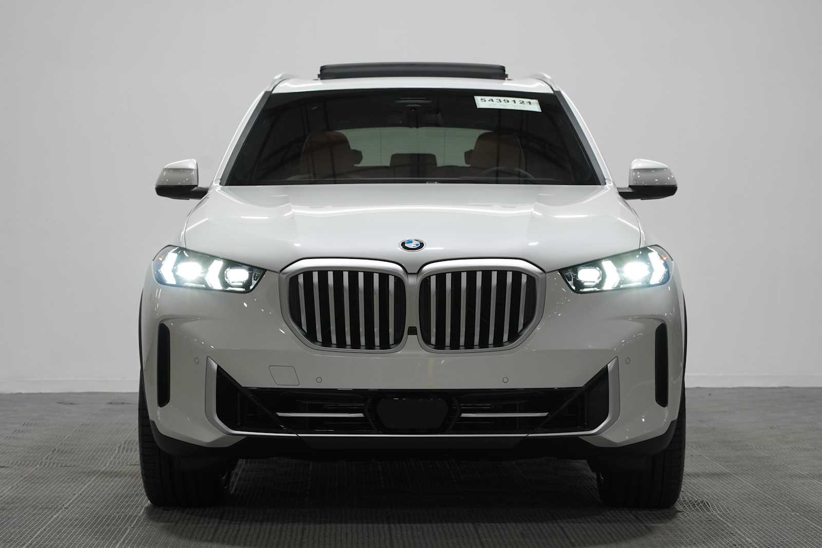 New 2026 Mineral White Metallic BMW sDrive40i image 4