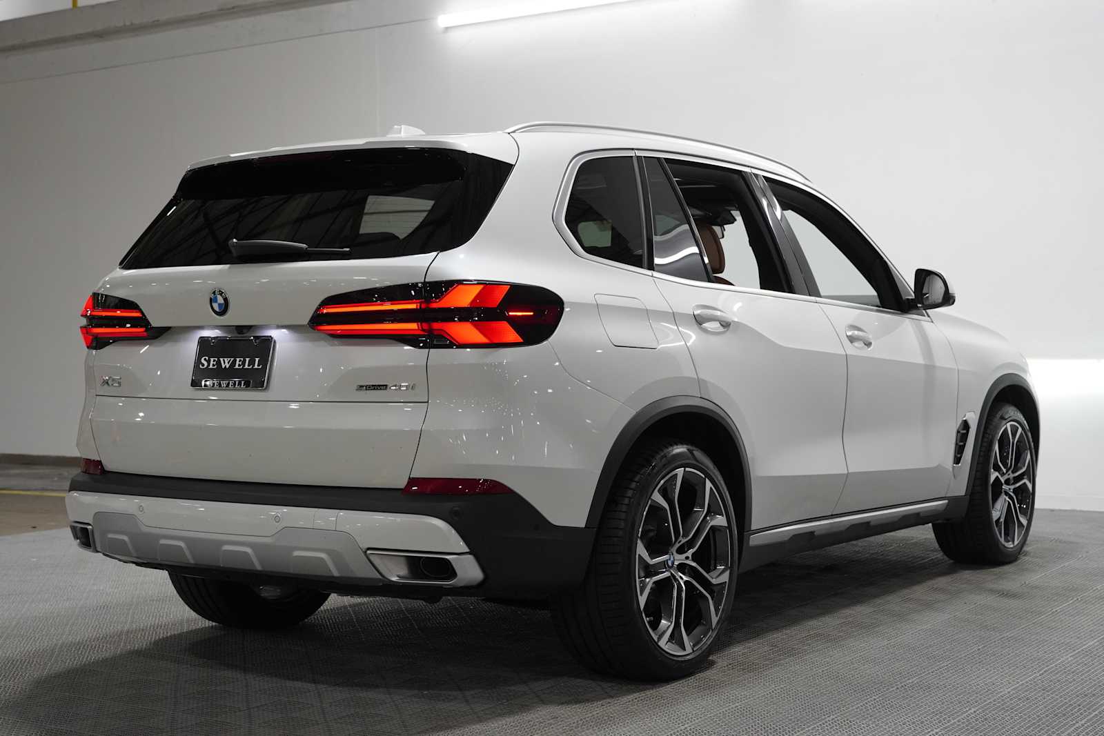 New 2026 Mineral White Metallic BMW sDrive40i image 2