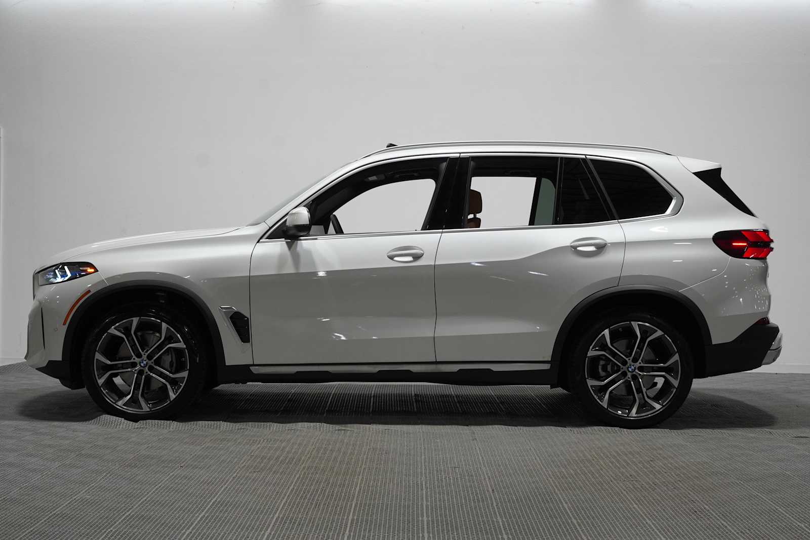 New 2026 Mineral White Metallic BMW sDrive40i image 3