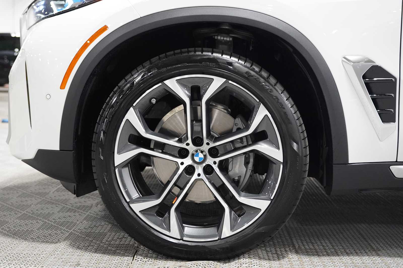 New 2026 Mineral White Metallic BMW sDrive40i image 7