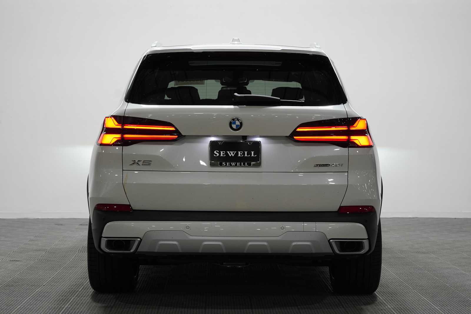 New 2026 Mineral White Metallic BMW sDrive40i image 5