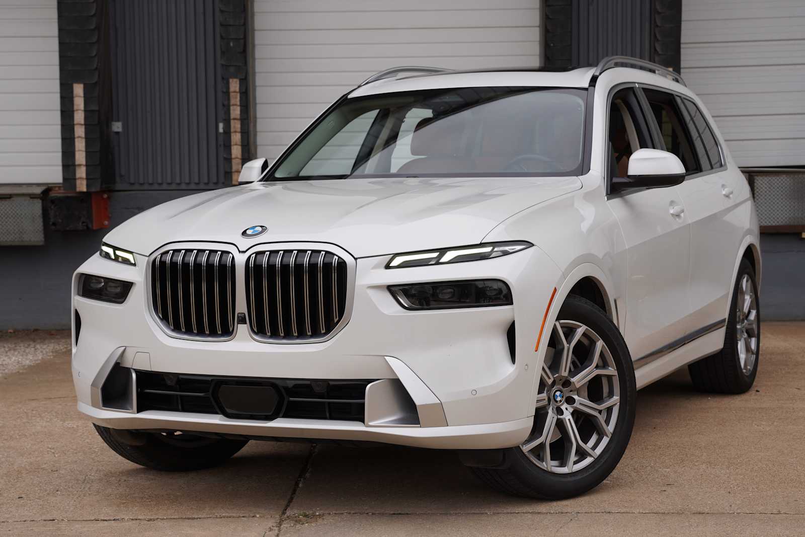 2023 BMW X7 40i's photo
