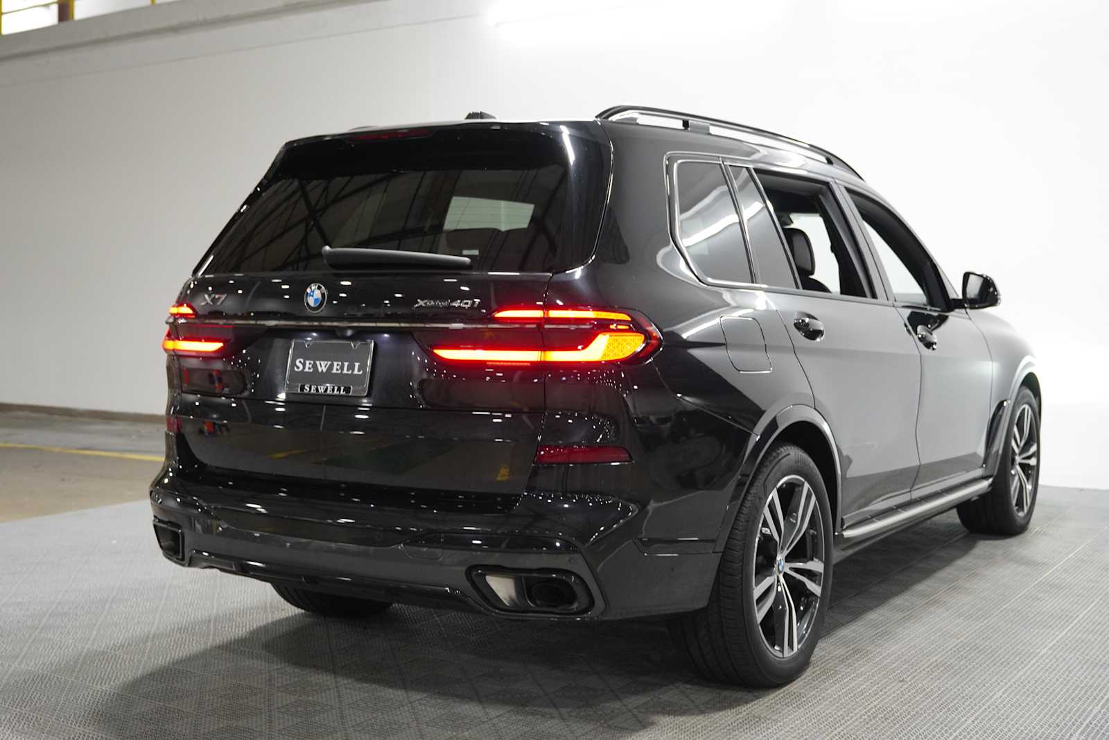 Used 2023 Black Sapphire Metallic BMW xDrive40i image 4