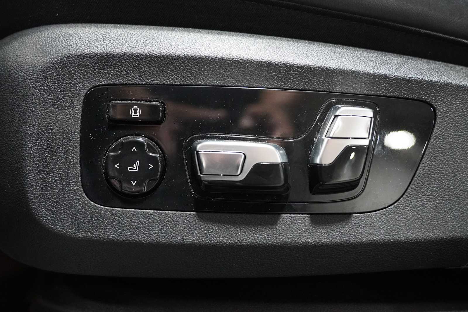 Certified Used 2025 Black Sapphire Metallic BMW xDrive40i image 13