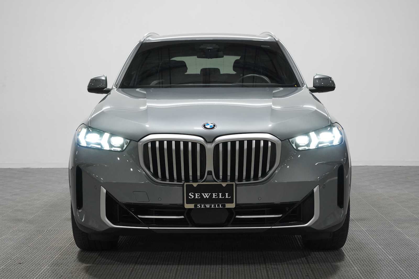Used 2024 Skyscraper Grey Metallic BMW xDrive40i image 2