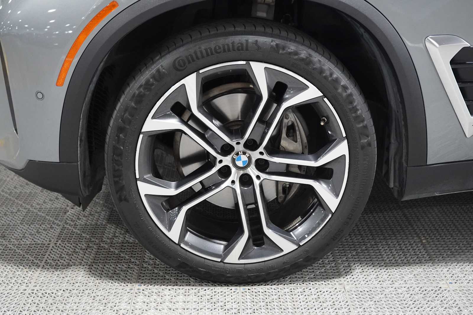 Used 2024 Skyscraper Grey Metallic BMW xDrive40i image 8