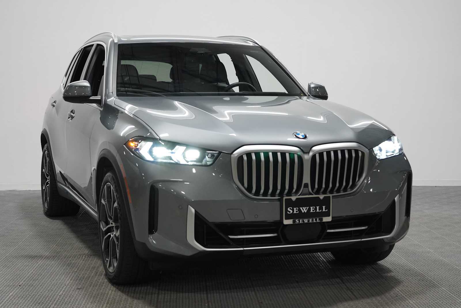 Used 2024 Skyscraper Grey Metallic BMW xDrive40i image 3