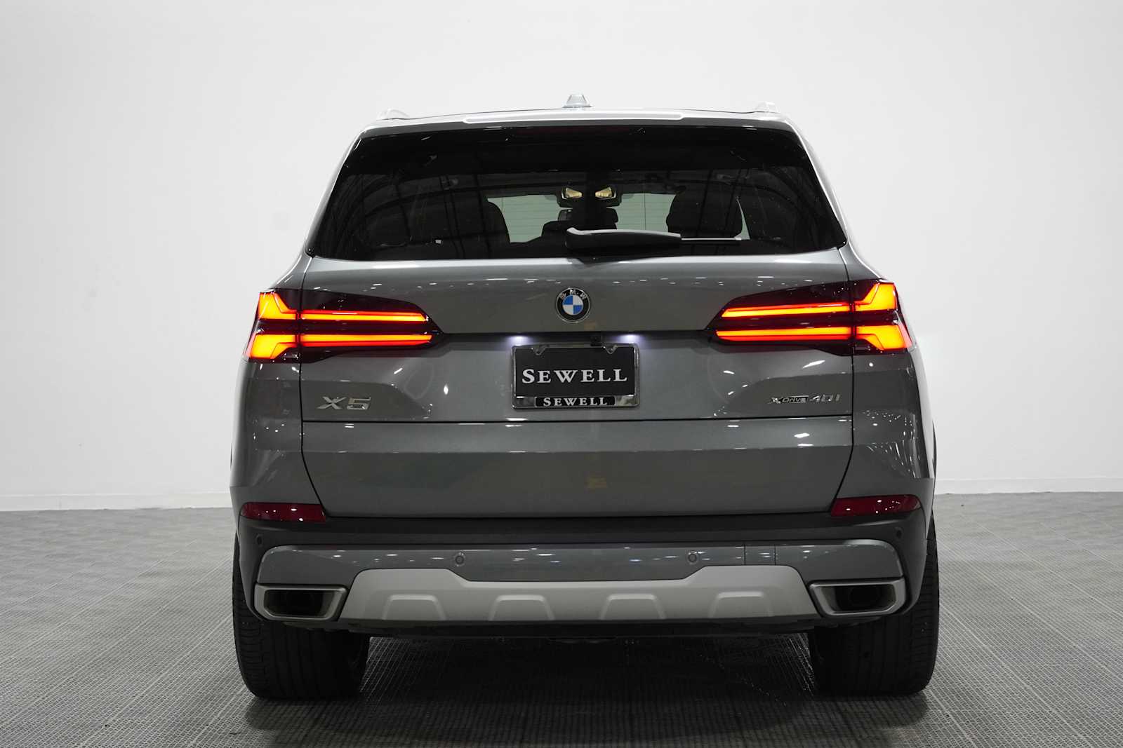 Used 2024 Skyscraper Grey Metallic BMW xDrive40i image 5
