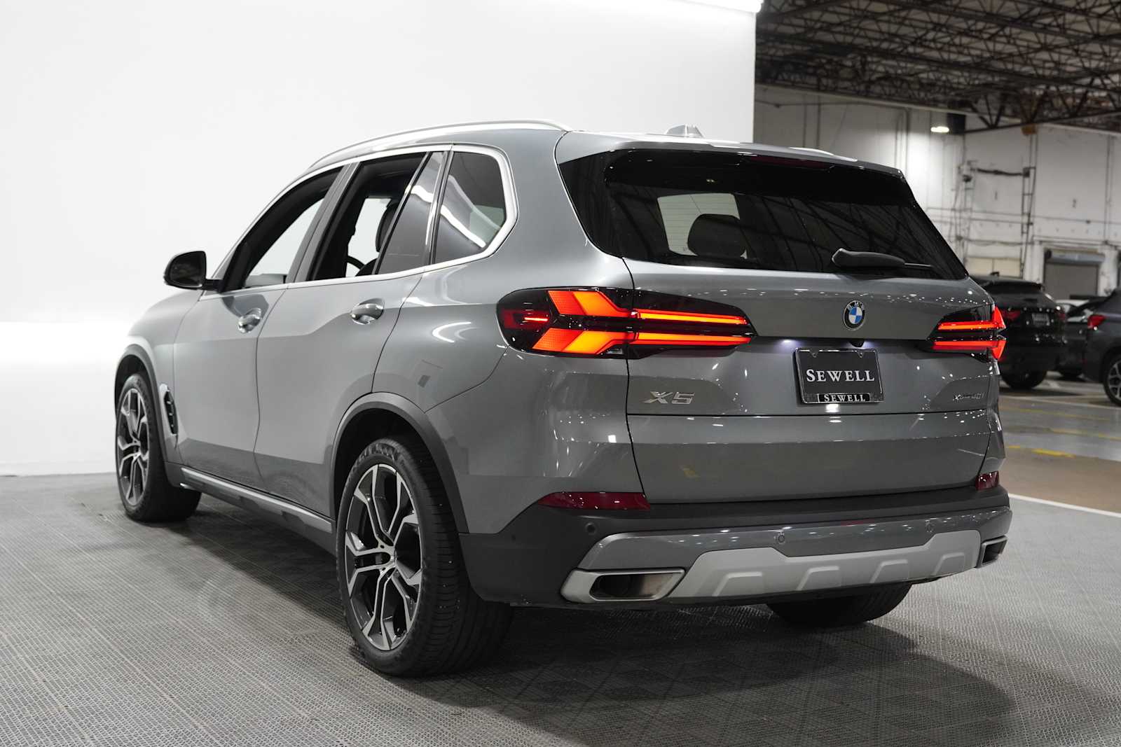 Used 2024 Skyscraper Grey Metallic BMW xDrive40i image 6