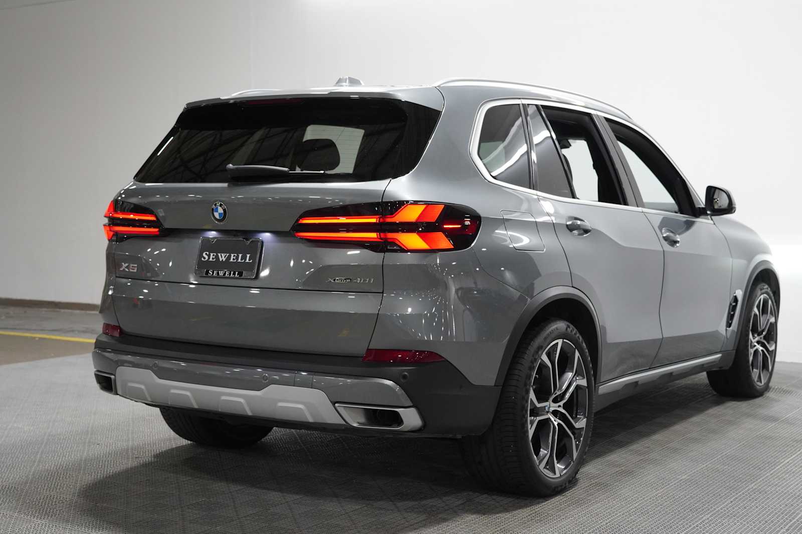 Used 2024 Skyscraper Grey Metallic BMW xDrive40i image 4