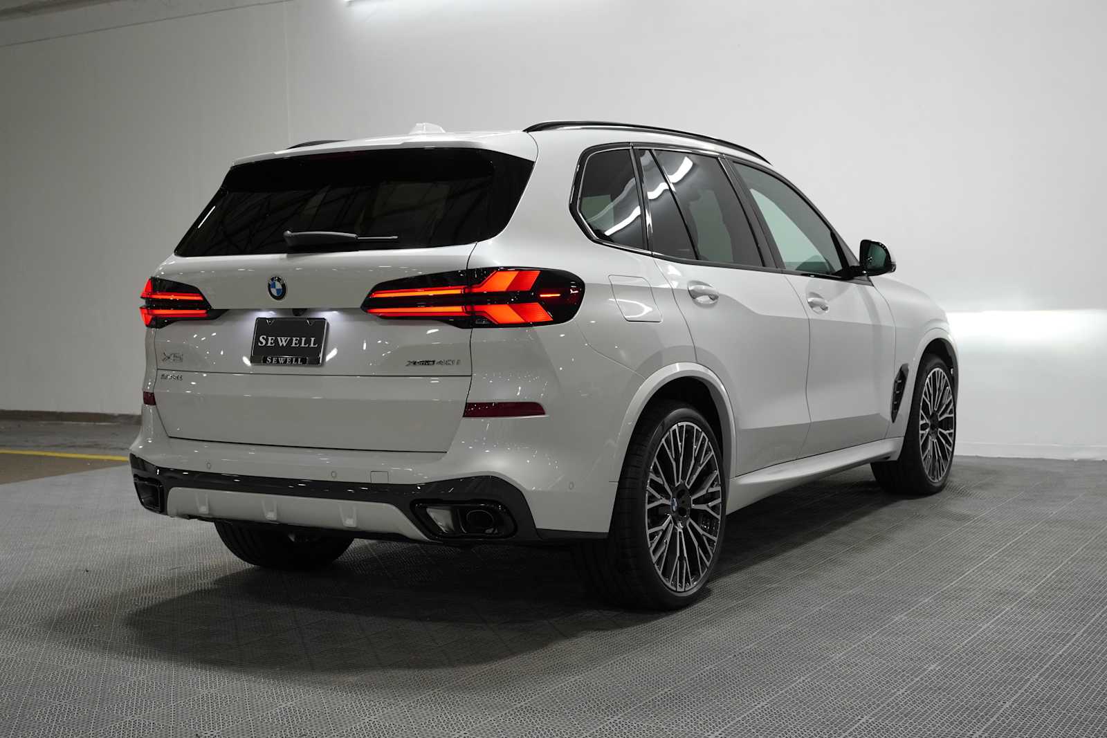 New 2026 Mineral White Metallic BMW xDrive40i image 2