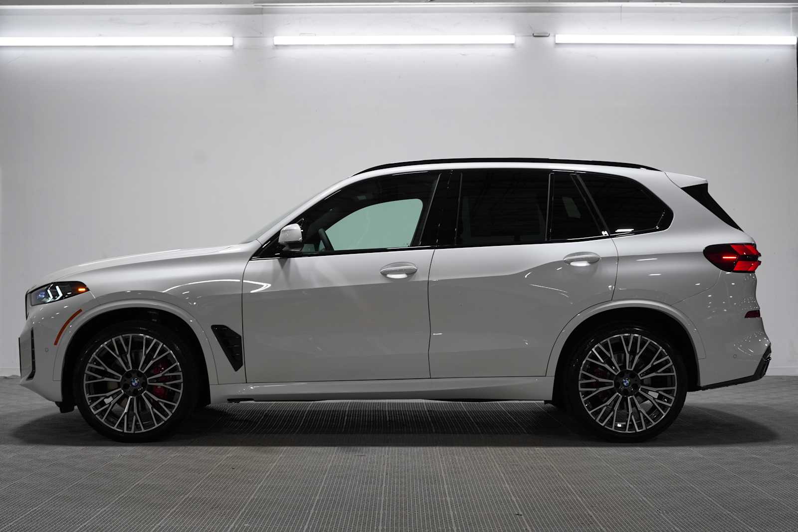 New 2026 Mineral White Metallic BMW xDrive40i image 3
