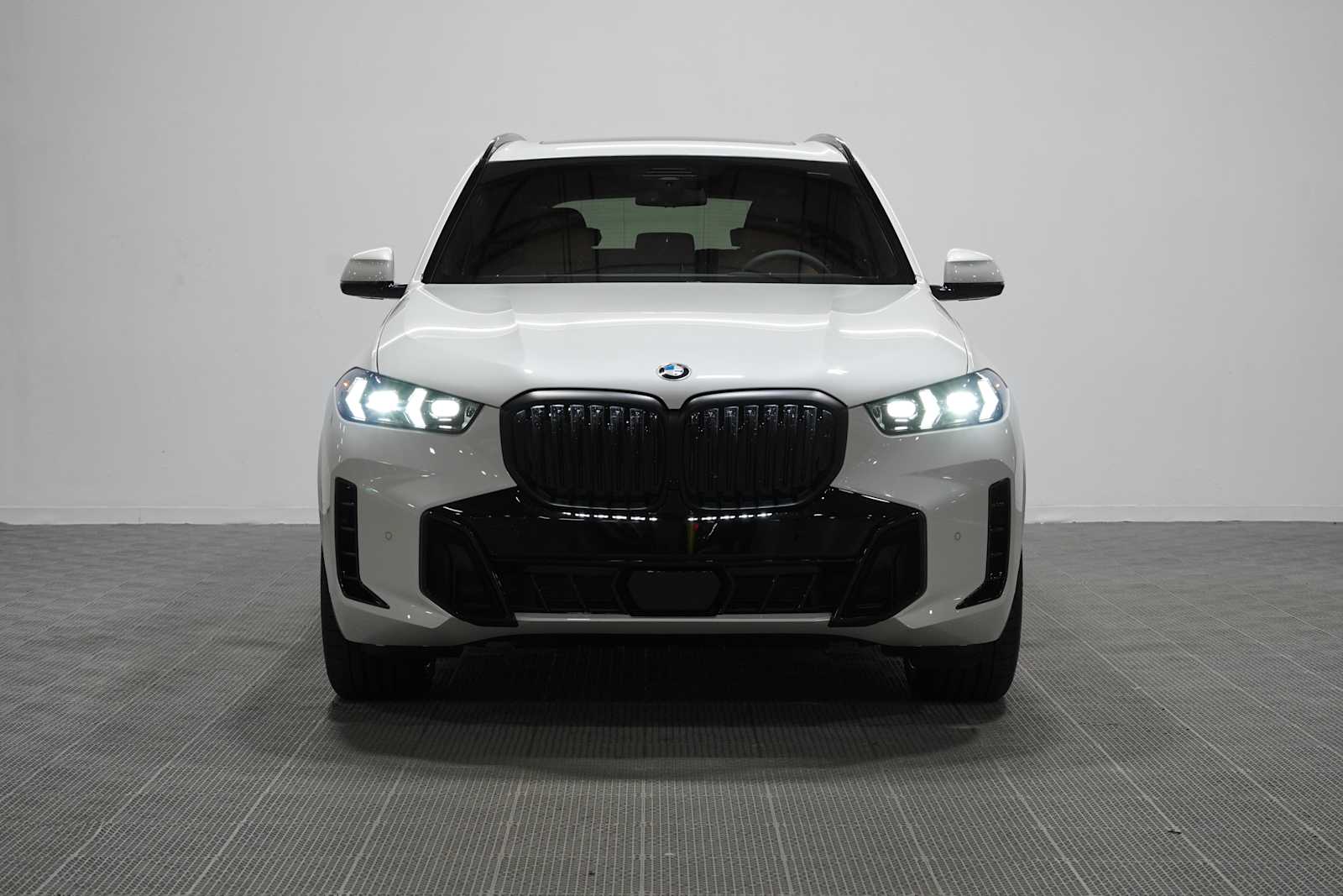 New 2026 Mineral White Metallic BMW xDrive40i image 4