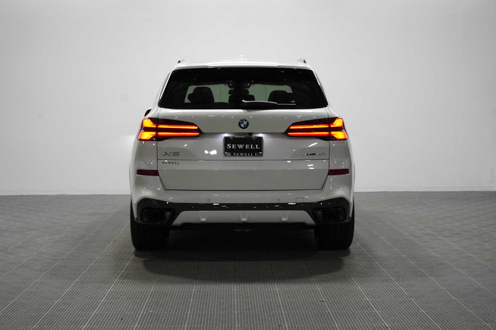 New 2026 Mineral White Metallic BMW xDrive40i image 5