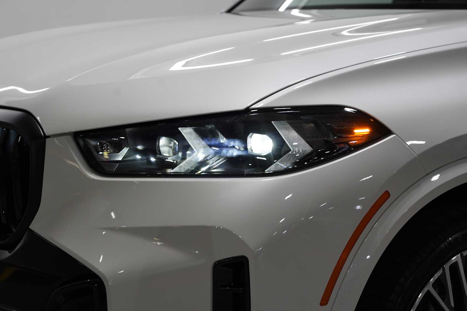 New 2026 Mineral White Metallic BMW xDrive40i image 6