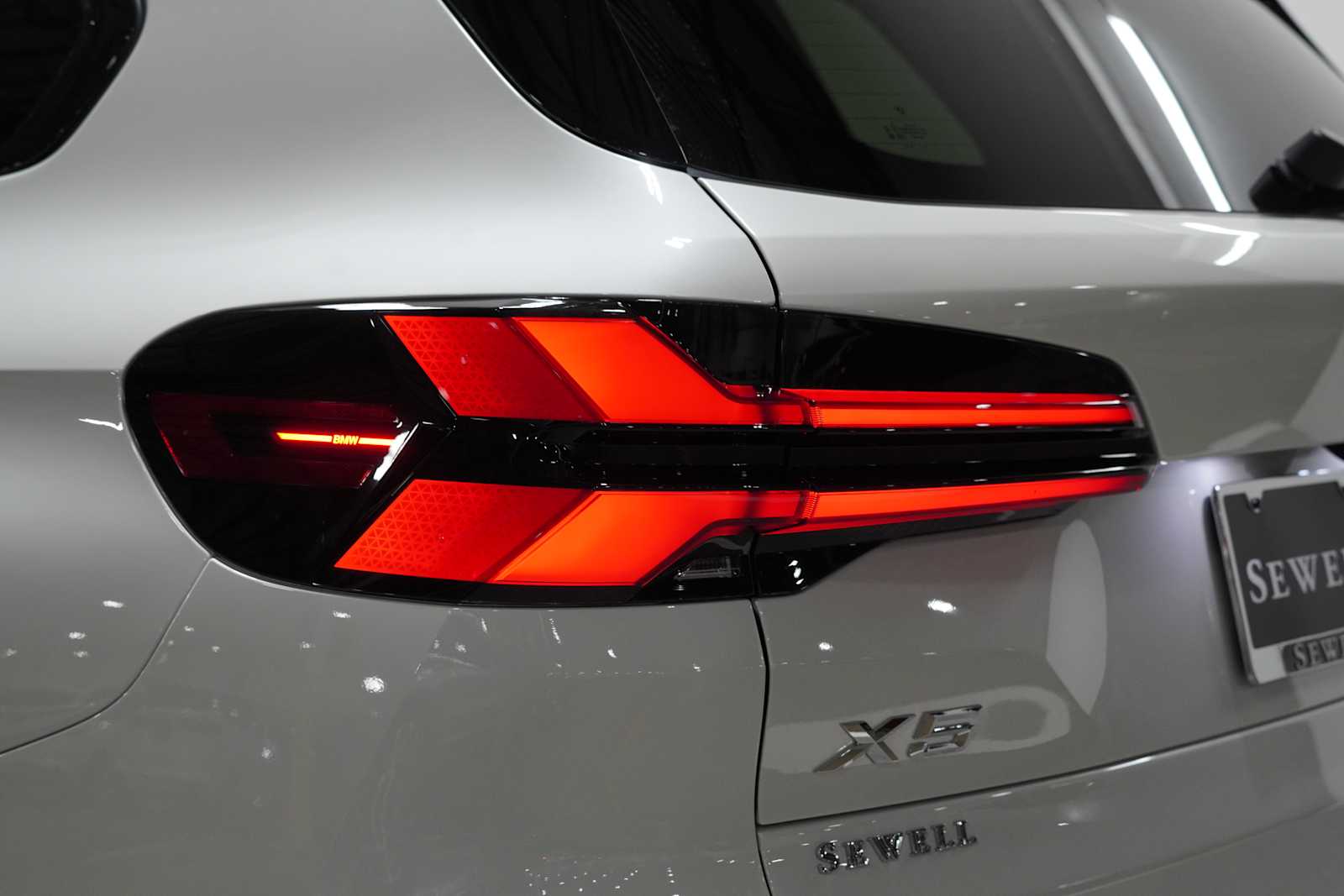 New 2026 Mineral White Metallic BMW xDrive40i image 8