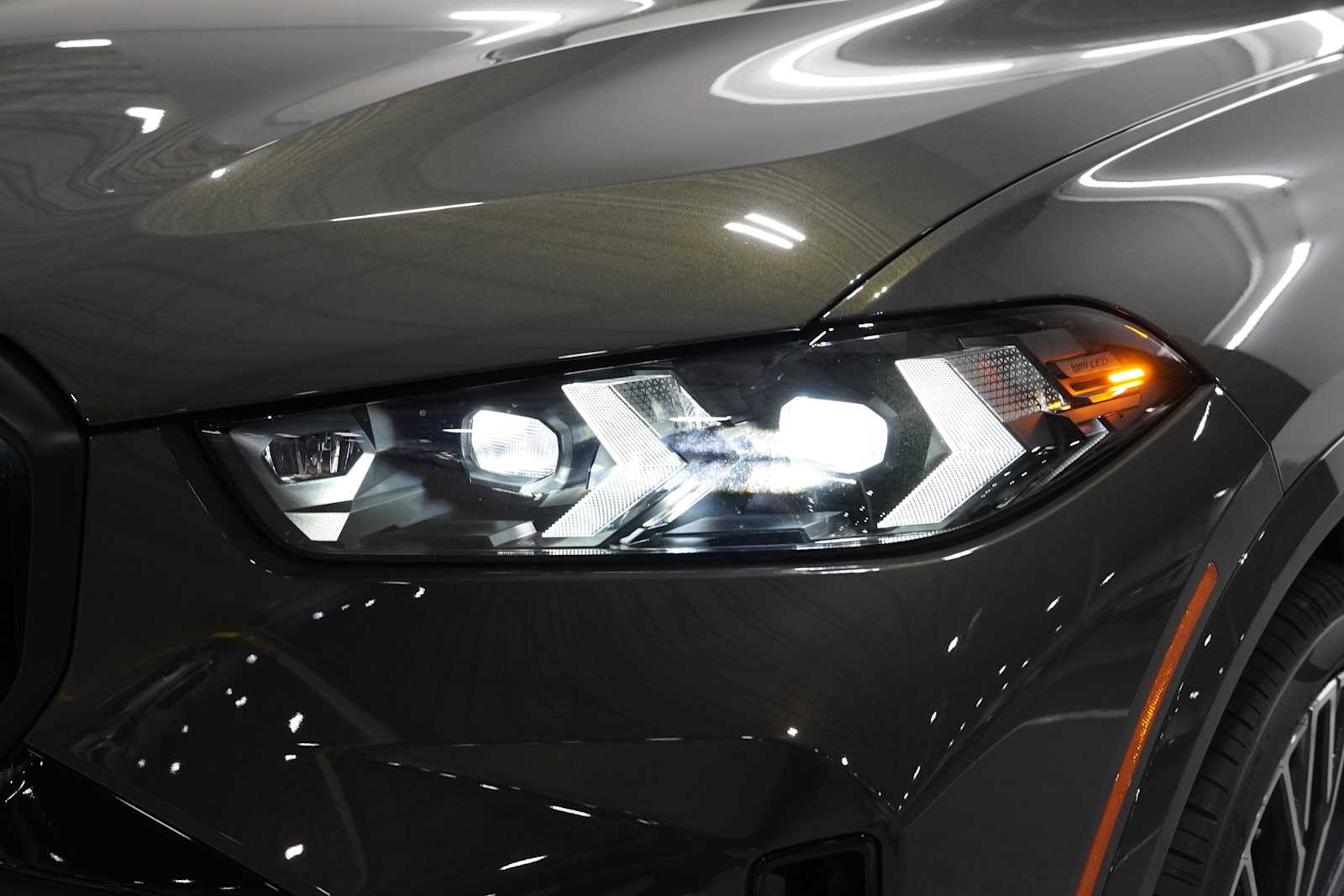 New 2026 Dravit Grey Metallic BMW xDrive40i image 4