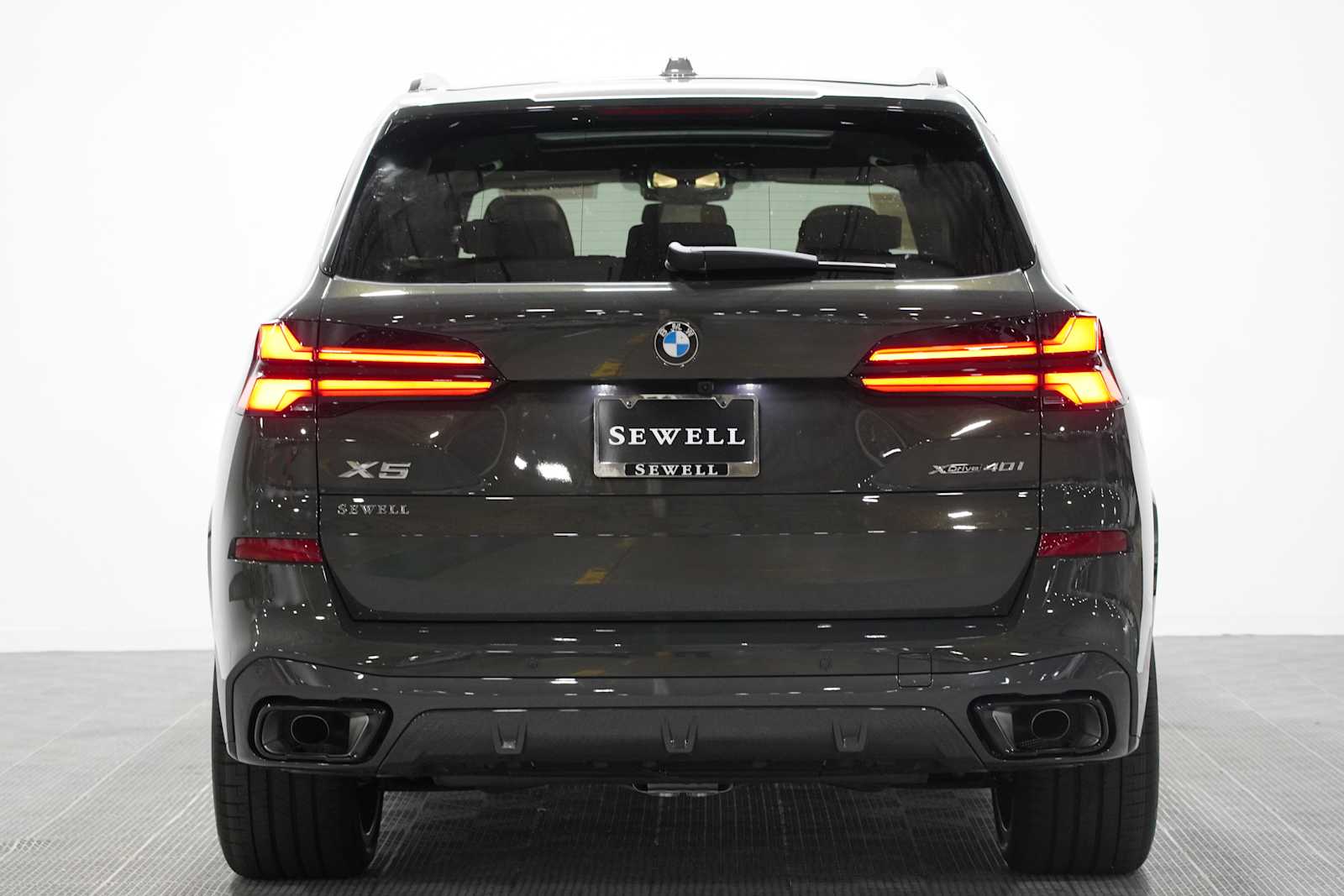 New 2026 Dravit Grey Metallic BMW xDrive40i image 3